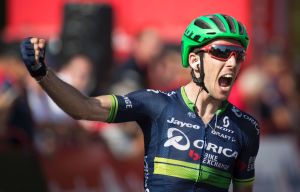 Simon Yates punches the air after taking victory at stage six of the Vuelta a Espana
