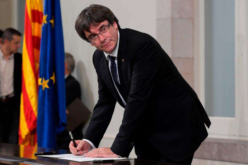 Carles Puigdemont signs a deceleration for the independence of Catalonia