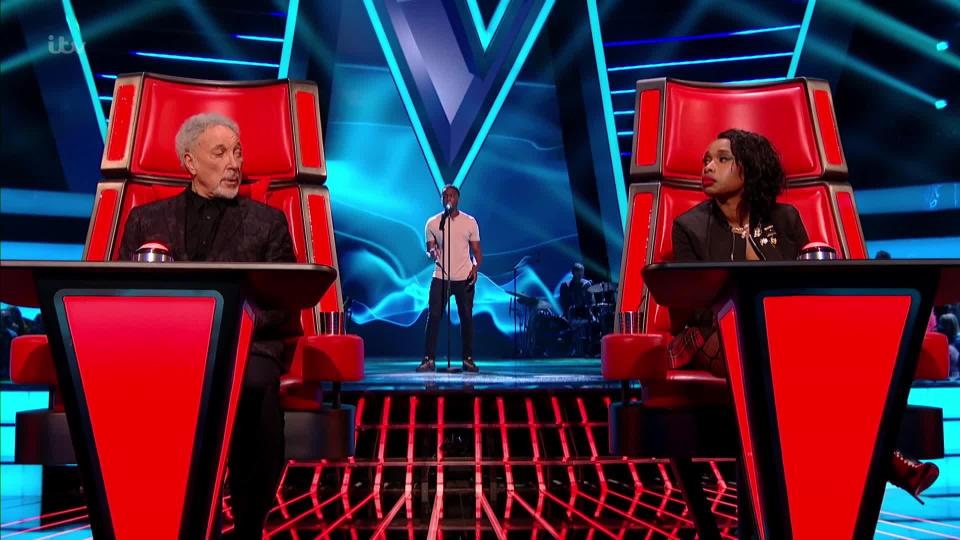  Tom Jones turned around for him as the crowd gave him a standing ovation