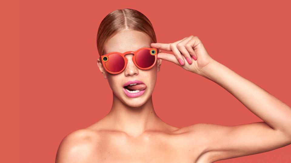  Snapchat's smart specs just take photos, but an Apple variant could work more like high-end VR headsets