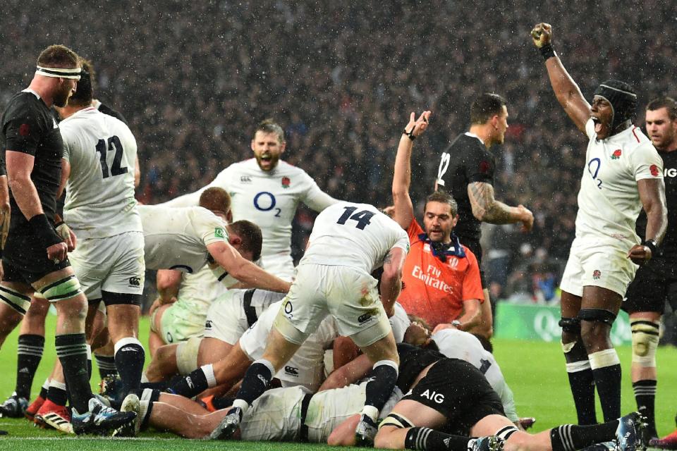  England's forwards scored after dominating their Kiwi rivals near the line