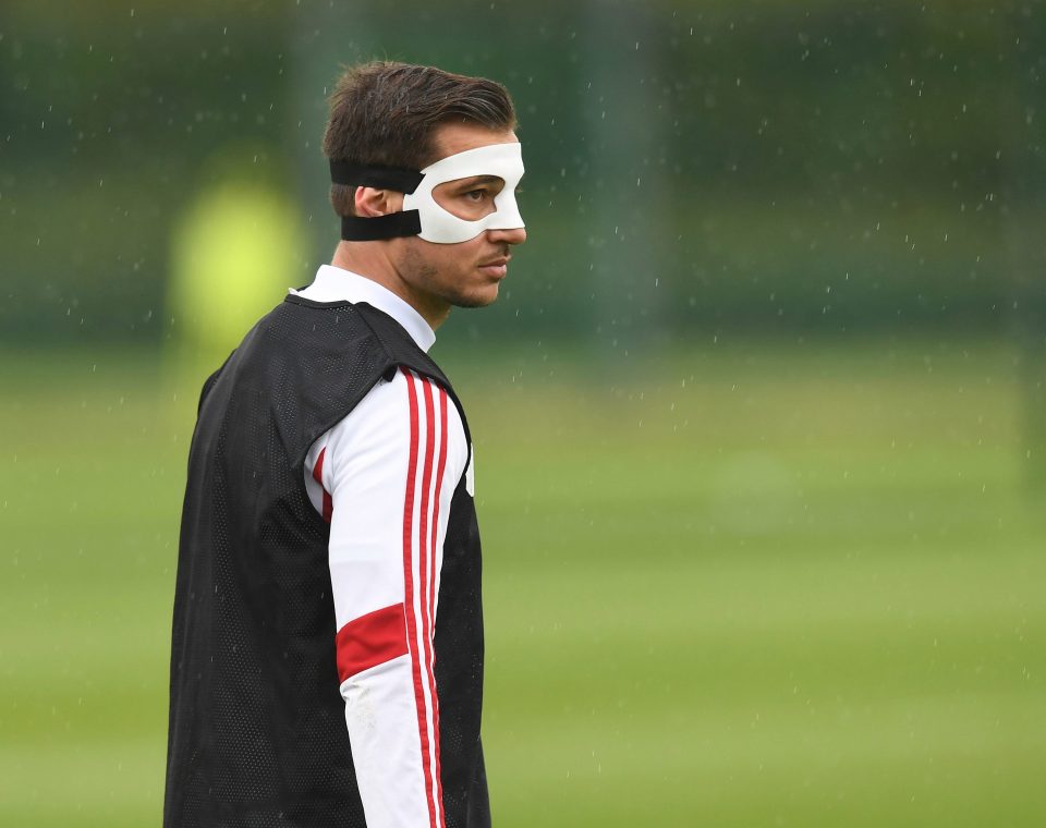  Cedric Soares is wearing a mask in training after suffering a facial injury