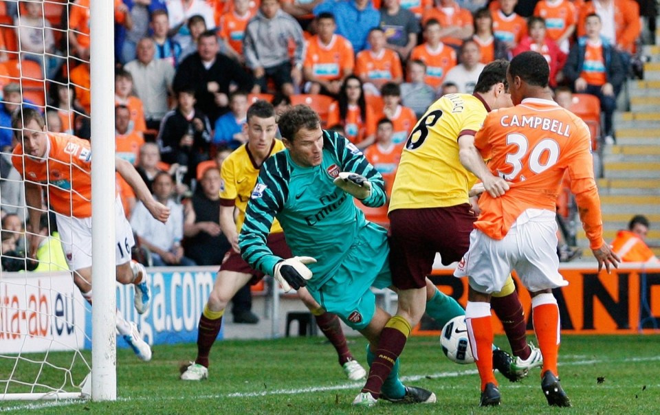 Jens Lehmann appears for Arsenal against Blackpool age 42