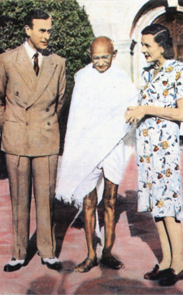 Ghandi stands between Lord and Lady Mountbatten in India