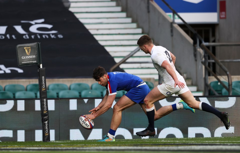 Penaud scored France's second try to ensure they went into half-time in the lead