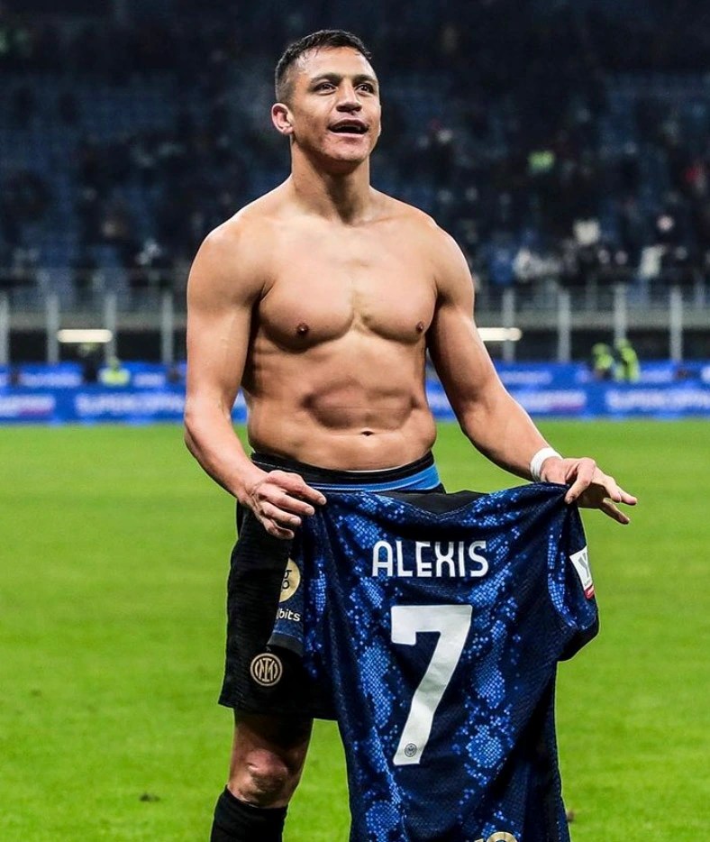 Alexis Sanchez has hit out at previous boss Antonio Conte for a lack of game time last season