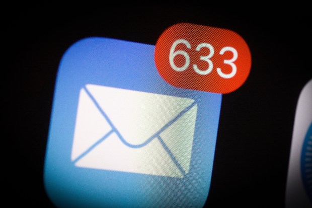 iPhone screen showing 633 unread emails.