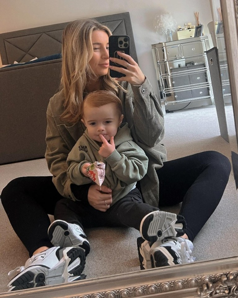 She has used Santi to obscure her bump