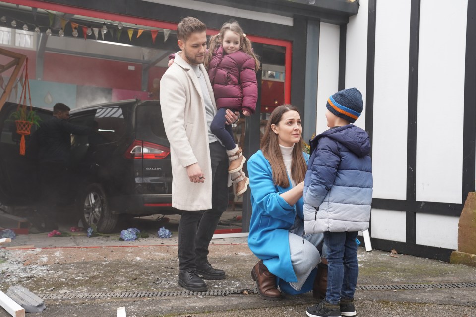 Sienna Blake allows the twins to spend time with Warren and Norma