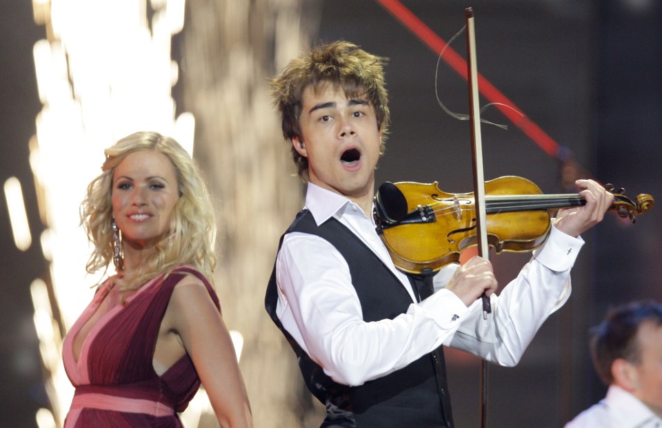Alexander Rybak performing with a violin at the Eurovision Song Contest.