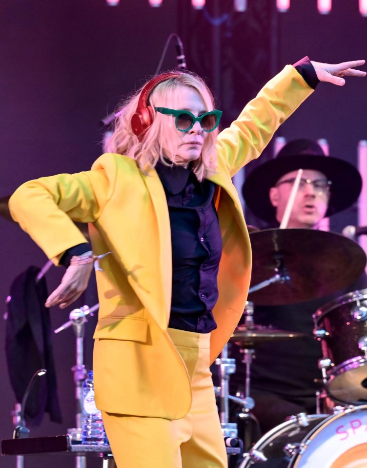 The Hollywood actress came on stage to dance with Sparks