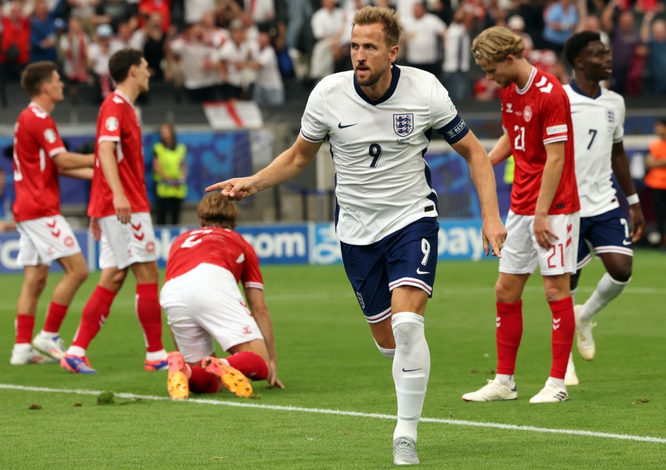 a soccer player with the number 9 on his jersey
