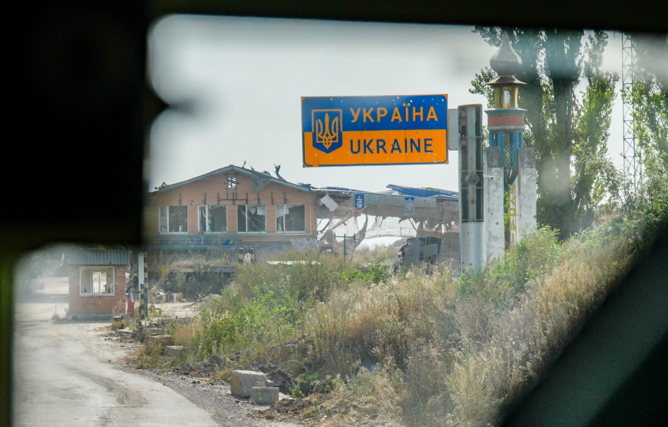 a yellow sign that says ukraine on it