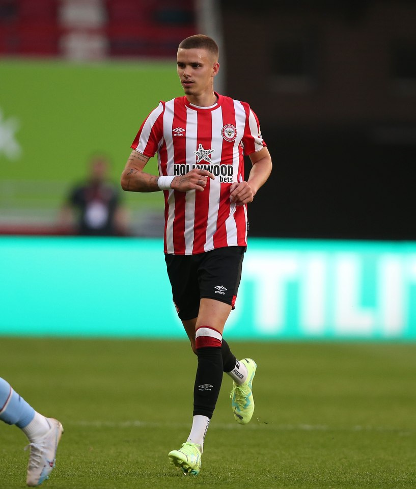a soccer player wearing a red and white striped jersey that says hollywood on it