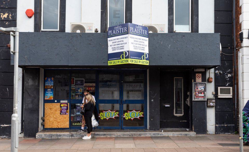 a building with a sign that says ' plaister ' on it