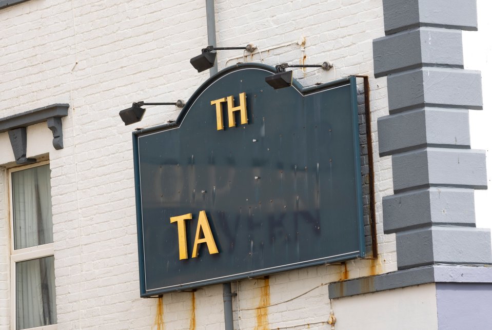 a sign on the side of a building that says the old smith tavern