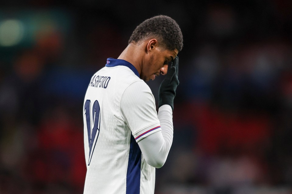 a soccer player with the name rashford on the back of his jersey