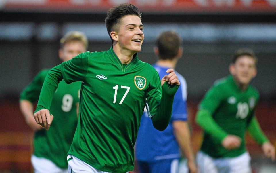 a soccer player wearing a green jersey with the number 17 on it