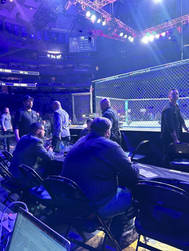 a phone screen shows a picture of a boxing match and the time is 7:48