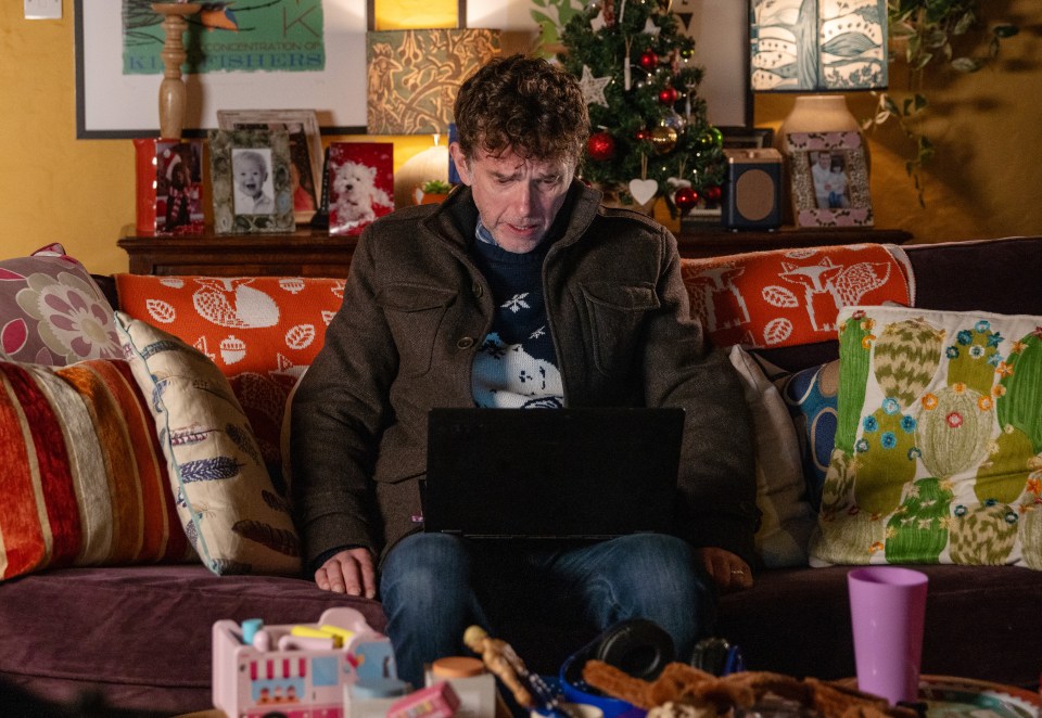 FROM ITV</p>
<p>STRICT EMBARGO - No Use Before Tuesday 10th December 2024</p>
<p>Emmerdale - Ep 10173.74</p>
<p>Thursday 26th December 2024</p>
<p>Marlon Dingle [MARK CHARNOCK] struggles</p>
<p>Picture contact - David.crook@itv.com</p>
<p>Photographer - Danielle Baguley</p>
<p>This photograph is (C) ITV and can only be reproduced for editorial purposes directly in connection with the programme or event mentioned above, or ITV plc. This photograph must not be manipulated [excluding basic cropping] in a manner which alters the visual appearance of the person photographed deemed detrimental or inappropriate by ITV plc Picture Desk. This photograph must not be syndicated to any other company, publication or website, or permanently archived, without the express written permission of ITV Picture Desk. Full Terms and conditions are available on the website www.itv.com/presscentre/itvpictures/terms