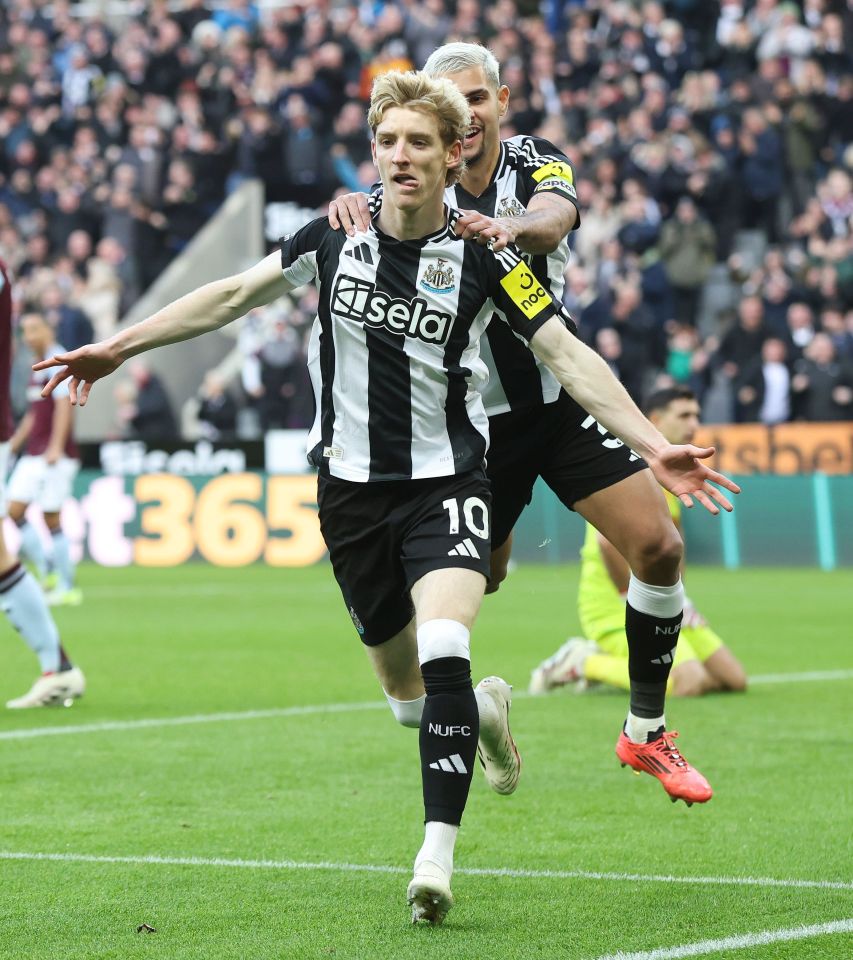 Anthony Gordon of Newcastle United celebrates a goal.