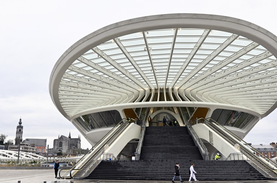 Mons train station's new footbridge and entrance.