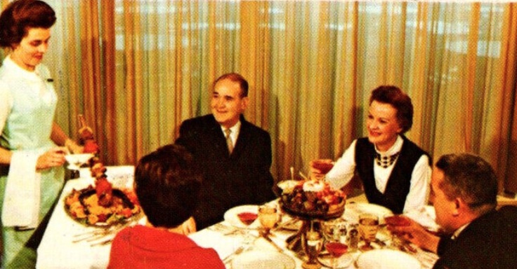 A 1957 photo of a dinner party at the Treadway Inn in Niagara Falls, New York.