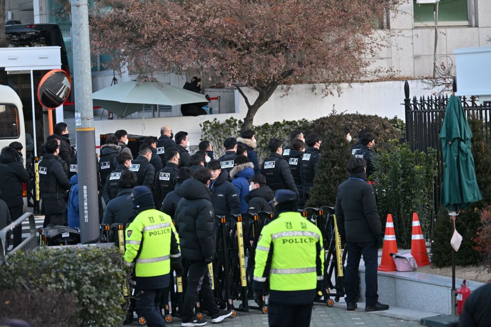 South Korean police and investigators outside the residence of impeached President Yoon Suk Yeol.