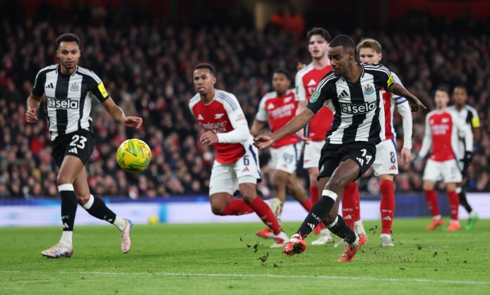 LONDON, ENGLAND - JANUARY 07: Alexander Isak of Newcastle United scores his team's first goal during the Carabao Cup Semi Final First Leg match between Arsenal and Newcastle United at Emirates Stadium on January 07, 2025 in London, England. (Photo by Alex Pantling/Getty Images)
