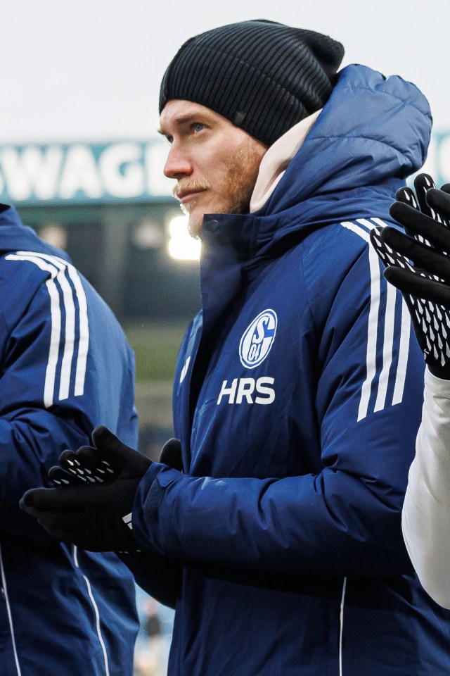 Loris Karius of FC Schalke 04 applauding fans.