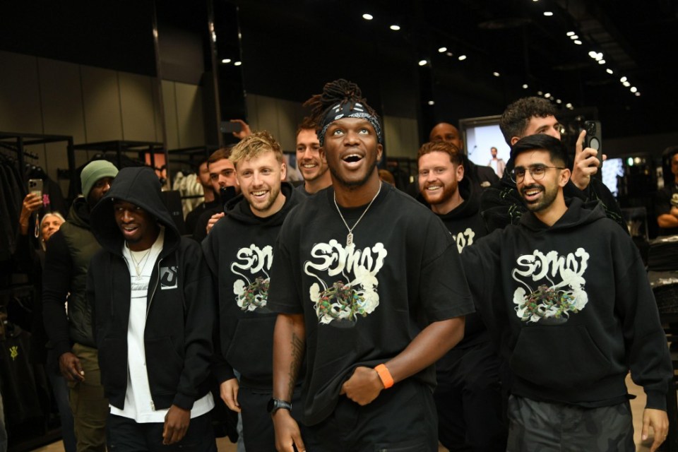 2YFJM0J KSI & Sidemen pictured at the opening of a brand new store in the Bullring Shopping Centre, Birmingham, UK. The opening was only announced on social media at 1pm, yet hundreds of fans turned out for the 2pm opening. Featuring: KSI, Sidemen Where: Birmingham, United Kingdom When: 04 Oct 2024 Credit: Anthony Stanley/WENN