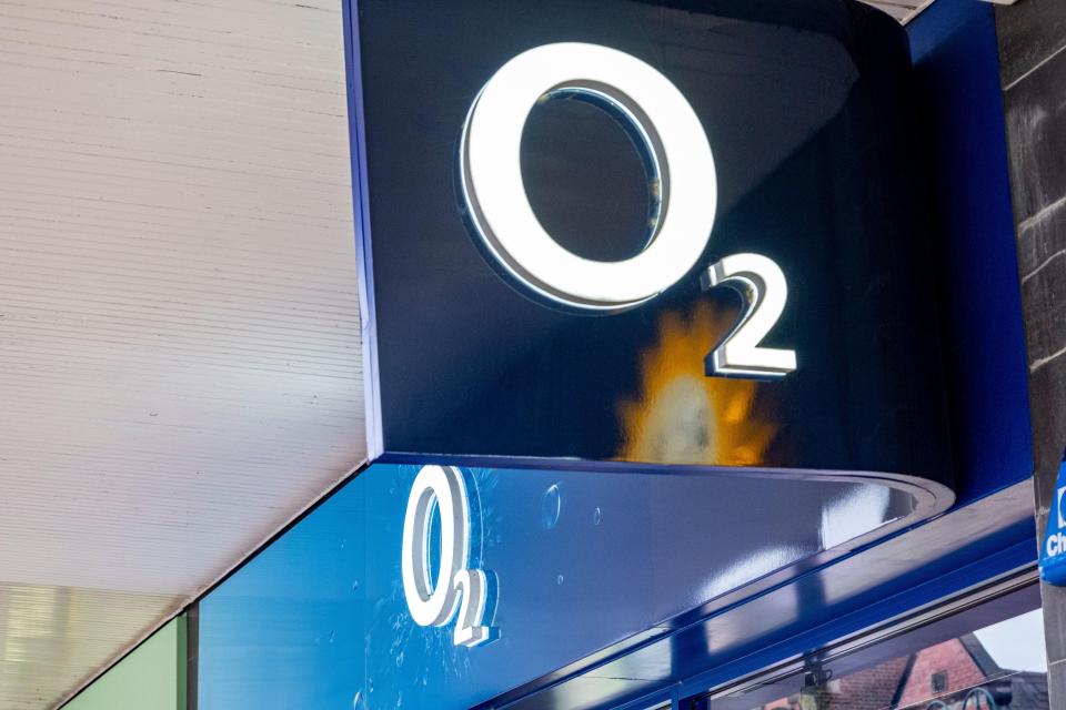 O2 mobile phone store sign.