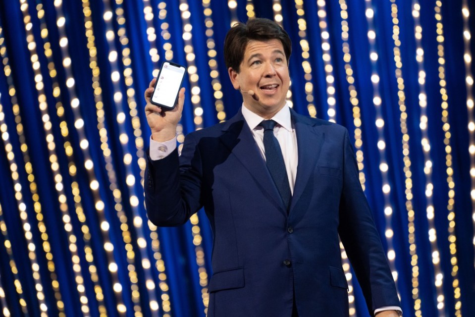 Michael McIntyre's Big Show S7,20-01-2024,2,2,Michael McIntyre,Michael McIntyre with Katherine Ryan's phone during 'Send To All',Hungry McBear,Gary Moyes