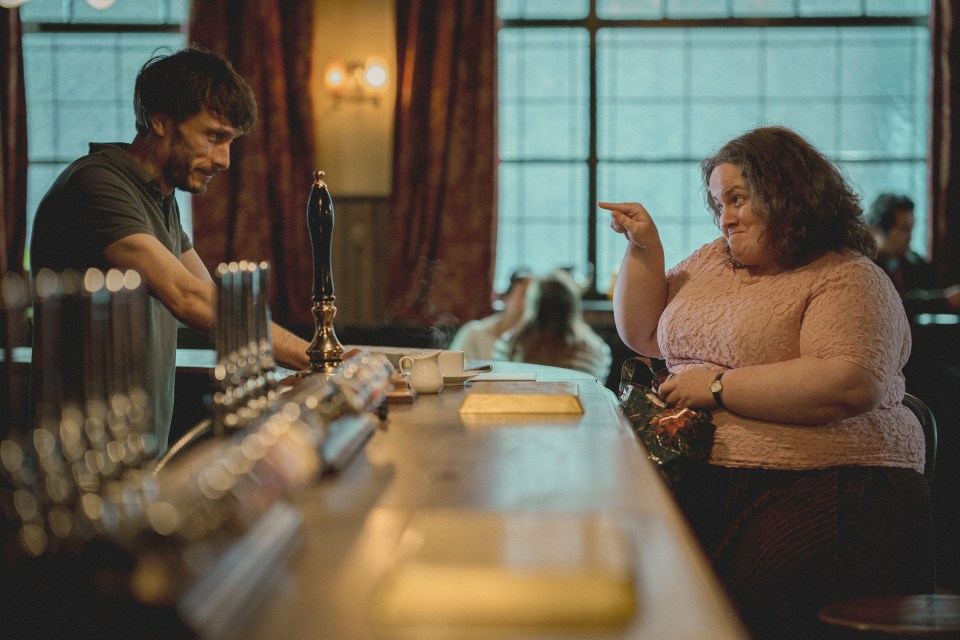 Scene from Baby Reindeer showing Richard Gadd and Jessica Gunning in a pub.