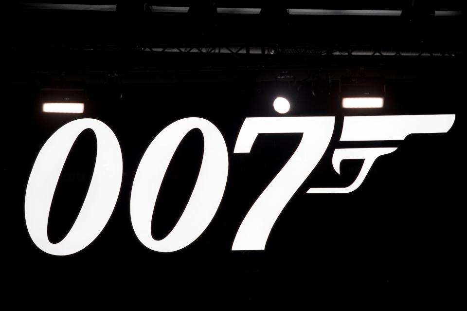 007 logo with pistol silhouette.