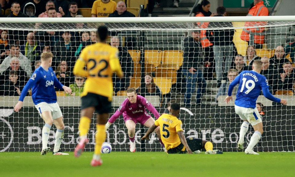 Marshall Munetsi scoring a goal for Wolverhampton Wanderers.