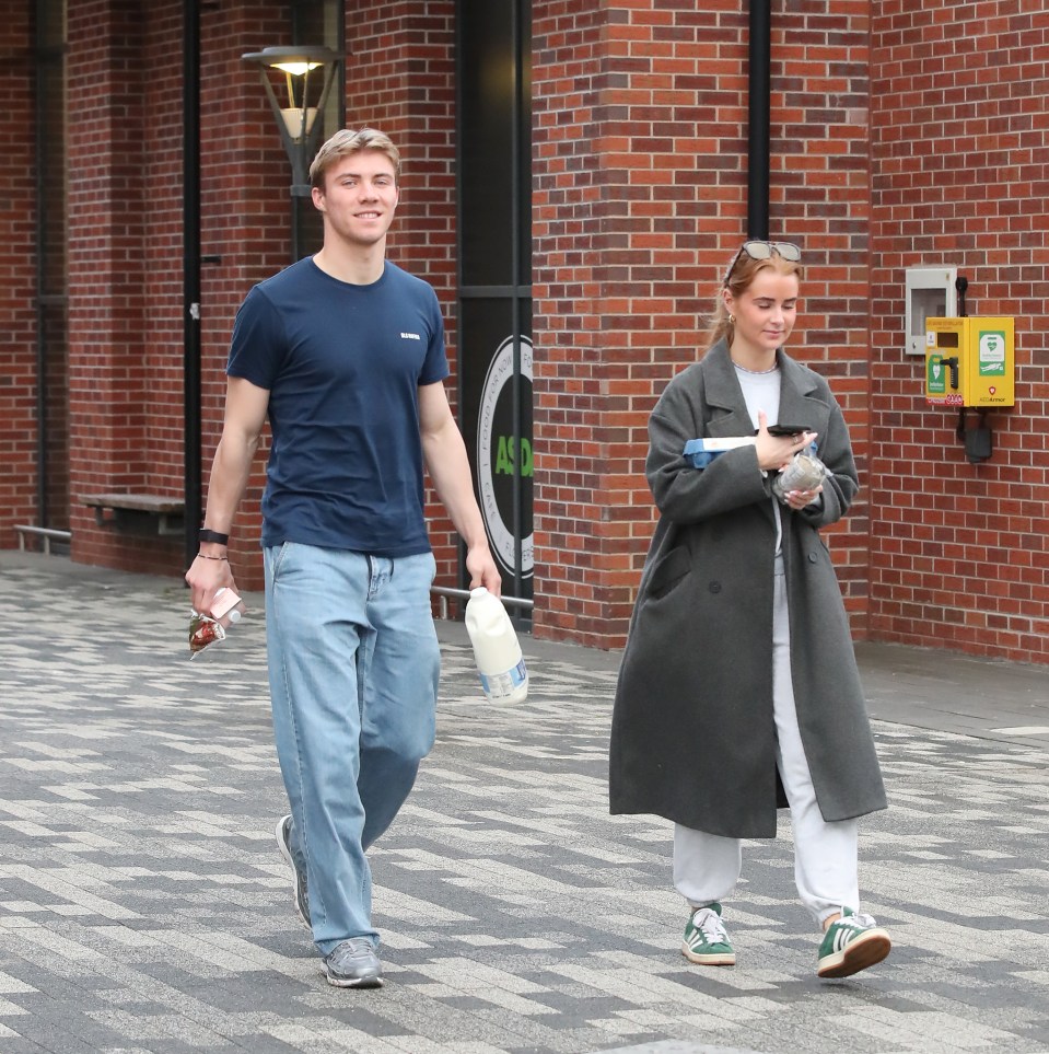 Rasmus Hojlund and his girlfriend walking after grocery shopping.
