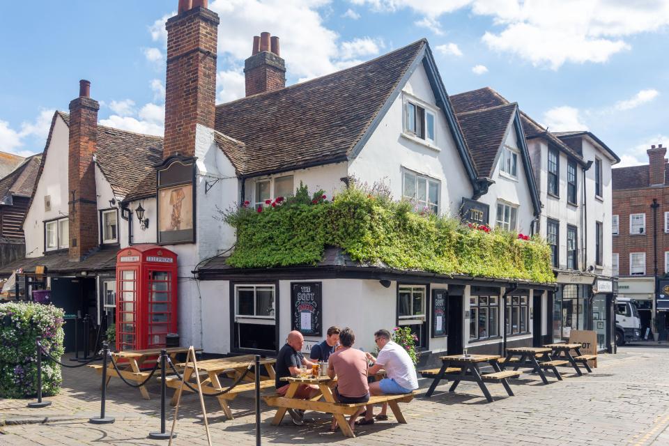 2JJP1YD 15th century The Boot Pub, Market Place, St Albans, Hertfordshire, England, United Kingdom