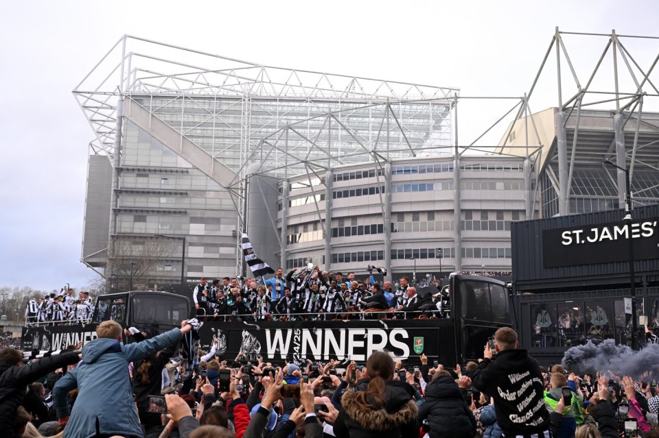 NEWCASTLE UPON TYNE, ENGLAND - MARCH 29: Alexander Isak and Kieran Trippier celebrate with the Carabao Cup Trophy, as Anthony Gordon, Sandro Tonali, Joelinton, Nick Pope and Eddie Howe, Manager of Newcastle United, look on during the Newcastle United trophy parade and celebration on March 29, 2025 in Newcastle upon Tyne, England. Newcastle United defeated Liverpool in the Carabao Cup Final to end their seventy-year domestic trophy drought. (Photo by Stu Forster/Getty Images)