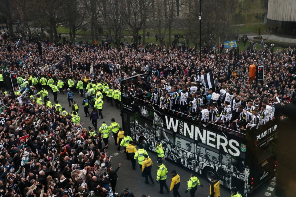 Soccer Football - Carabao Cup - Newcastle United Victory Parade - Newcastle, Britain - March 29, 2025 Newcastle United players celebrate on the bus during the victory parade REUTERS/Scott Heppell TPX IMAGES OF THE DAY