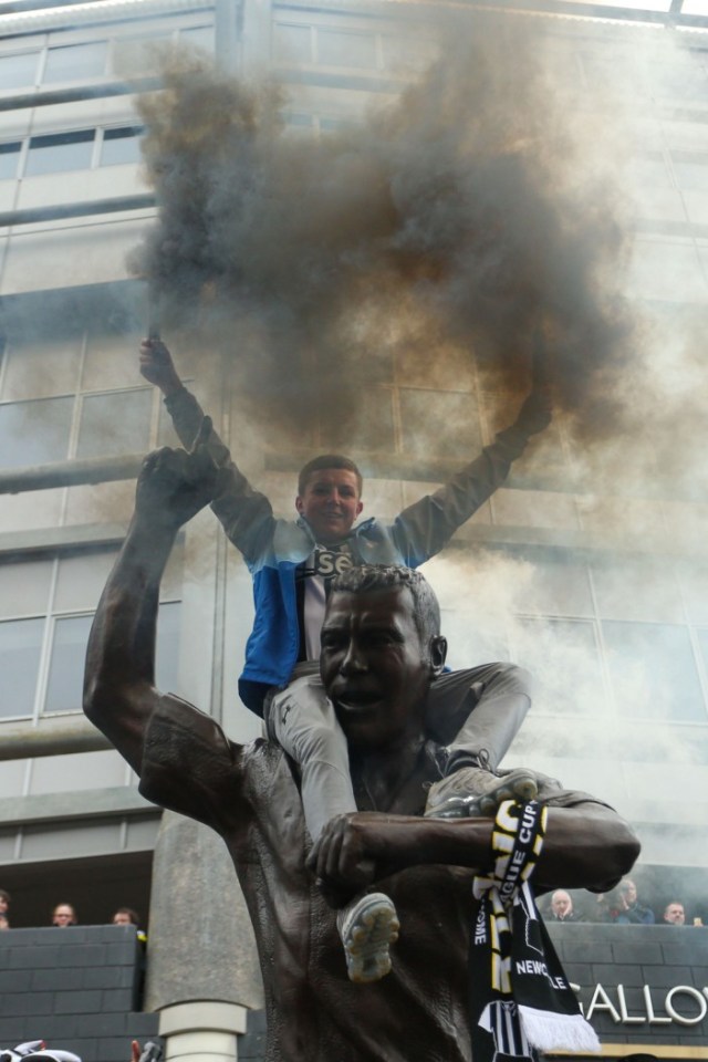 Mandatory Credit: Photo by MI News/NurPhoto/REX/Shutterstock (15228962ab) A Newcastle United fan sets off a smoke bomb during the Newcastle United Carabao Cup Winners Celebration Parade 2025 in Newcastle upon Tyne, England, on March 29, 2025. Newcastle United Trophy Parade & Celebration, United Kingdom - 29 Mar 2025