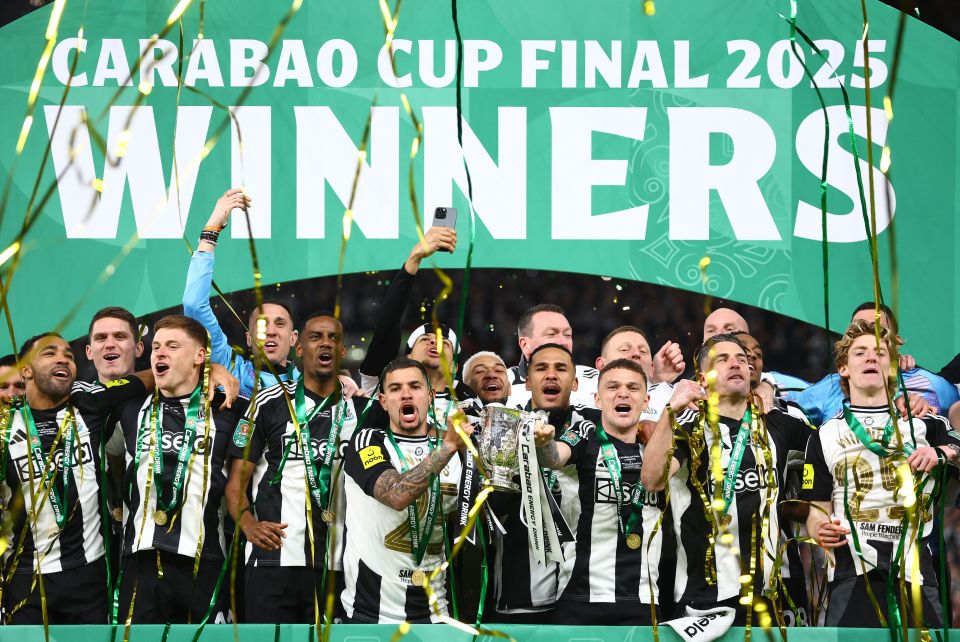 Newcastle United players celebrating their Carabao Cup victory.