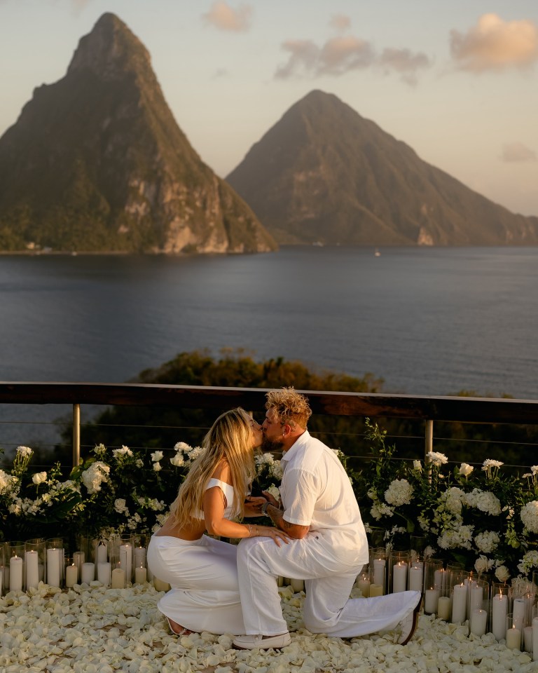 Jake Paul and Jutta Leerdam kissing after an engagement proposal.