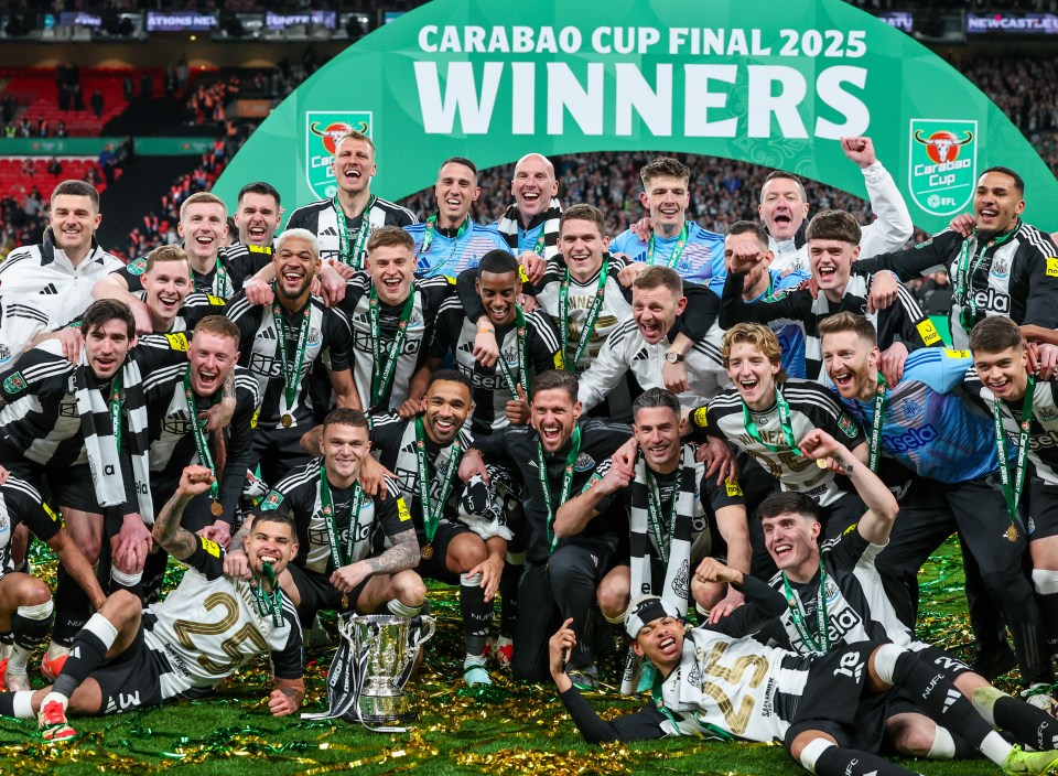 Newcastle United team celebrating Carabao Cup victory.