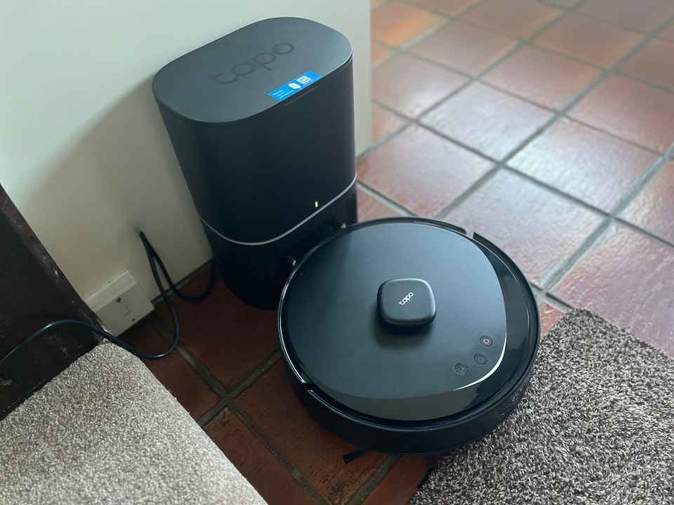 Tapo robot vacuum and charging dock.