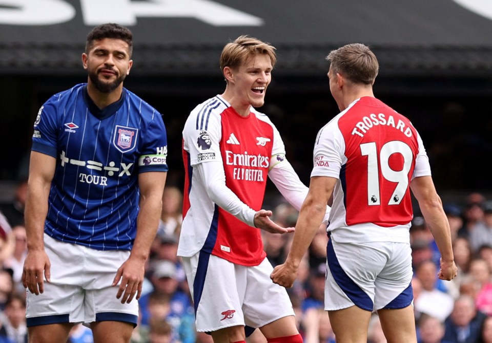Leandro Trossard and Arsenal teammates celebrating a goal.