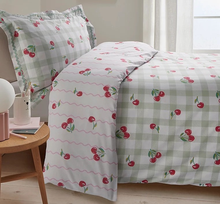 Reversible duvet cover set with cherry print.