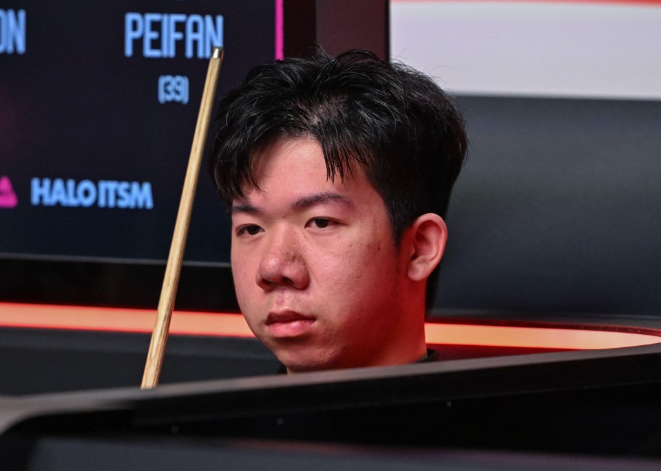 Lei Peifan during a snooker match.