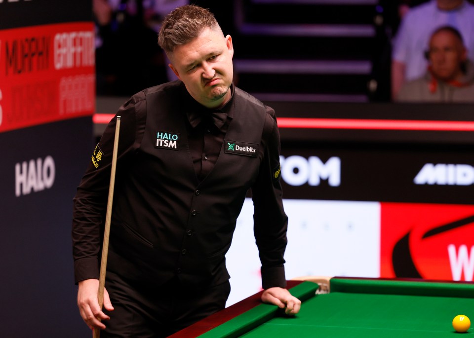 Kyren Wilson at the snooker table.