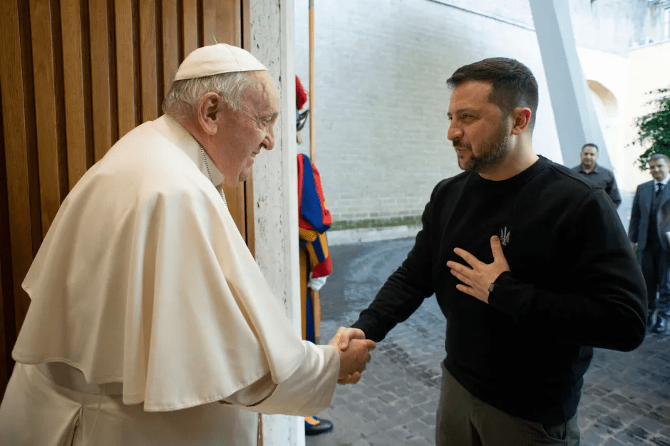 Pope Francis shaking hands with Volodymyr Zelenskyy.